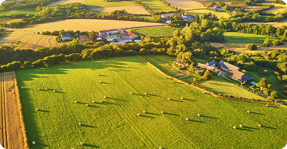 Vue aérienne de champs et d’une exploitation agricole française